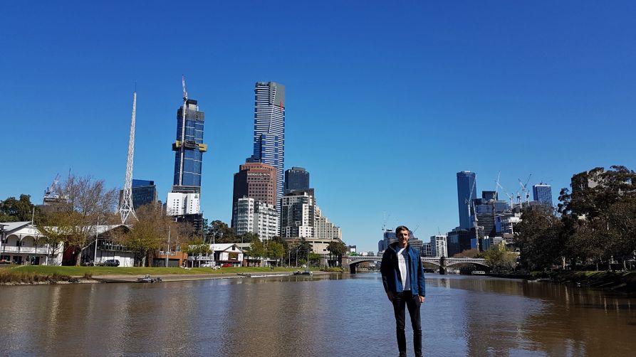 Tobias vor Melbournes Skyline