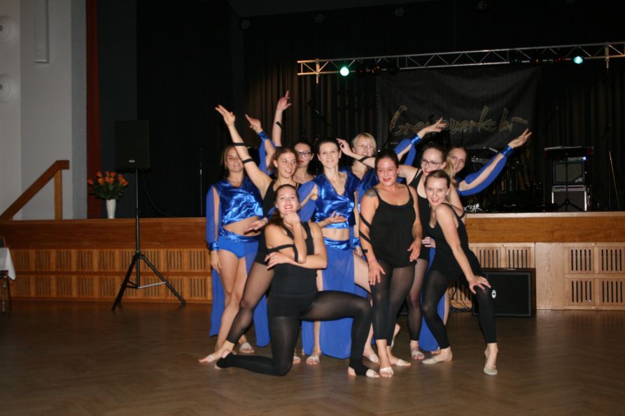 Strahlen nach einem gelungenen Auftritt: Nicole Wanninger mit ihrem Team vom "Tanztraum"