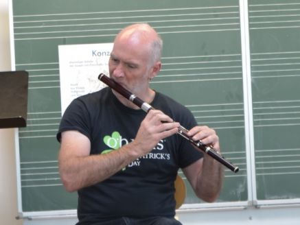 Tony McCarthy spielt Flöte, Tin-whistle (=Irische Flöte), Bouzouki und Bodhran