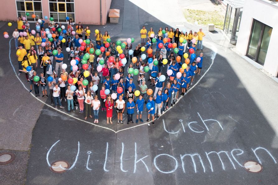 Die Schülerinnen und Schüler wurden am Fraunhofer-Gymnasium herzlich begrüßt und ließen ihre Wunsch-Ballons in den Himmel steigen
