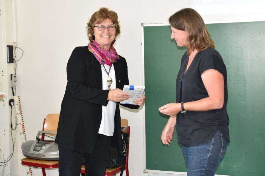 Fachbetreuerin OStRin Sabine Ebert bedankte sich bei Dr. Margit Riedel mit einem Buchgeschenk.