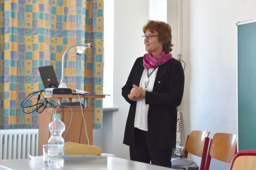Dr. Margit Riedel bei ihrem Vortrag zum Thema "Filmanalyse"