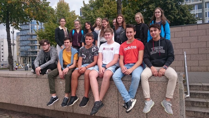 Die Schülerinnen und Schüler bei bestem Spätsommerwetter in der Innenstadt von Leipzig