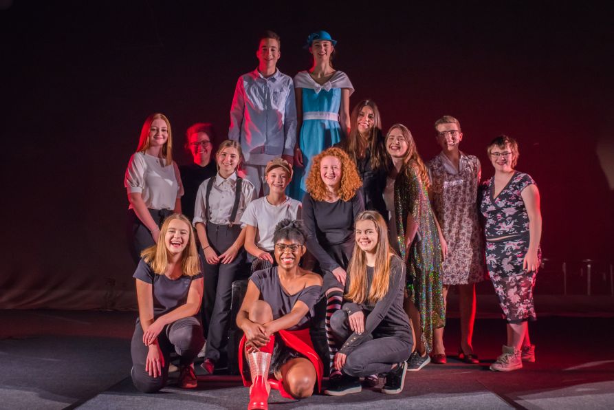 Die Schülerinnen und Schüler der "Mary Poppins"-Produktion zusammen mit ihrer Regisseurin Eva-Maria Schwarzfischer
