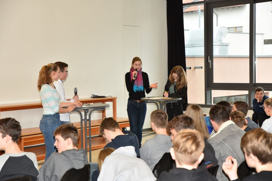 Die Finaldebatte wurde vor allen Klassenkameraden in der Pausenhalle ausgetragen.