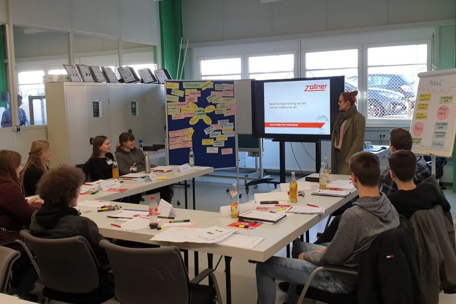 Schüler der Oberstufe des Fraunhofer-Gymnasiums nahmen an Ganztags-Workshops mit Bewerbertraining bei Firmen des Landkreises, u.a. auch bei der Firma Zollner Elektronik AG Zandt, teil.