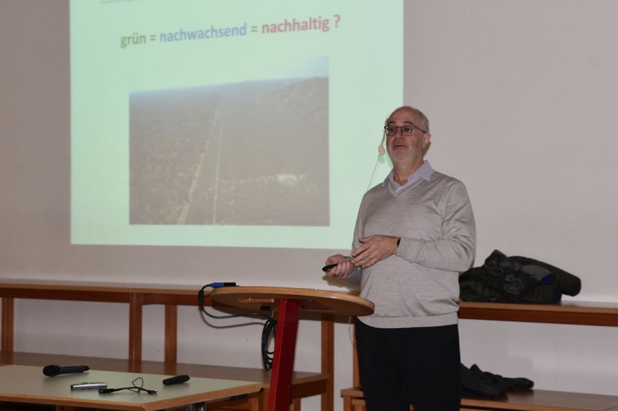 Prof. Dr. Werner Kunz vom Institut für Physikalische und Theoretische Chemie der Universität Regensburg referierte vor den Oberstufenschülern über das Thema „Nachhaltigkeit“.