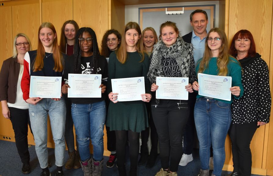 Die acht Schülerinnen mit ihren Original-Diplomen in französischer Sprache zusammen mit Schulleiter StD Uwe Mißlinger und den Französisch-Lehrkräften.