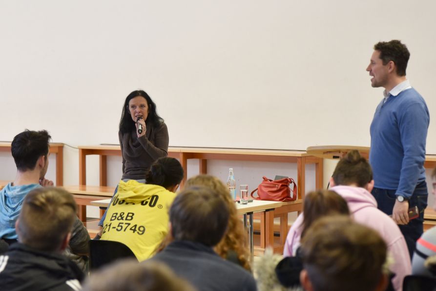 Bundestagsabgeordnete Eva-Maria Schreiber im Gespräch mit den Schülern