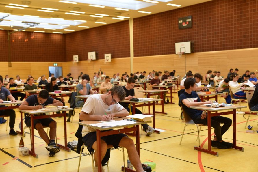 109 Abiturienten schrieben in der Sporthalle ihre Abiturprüfung im Fach Deutsch