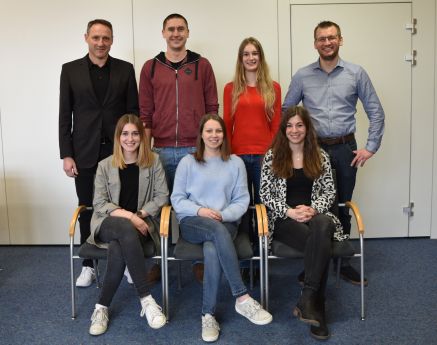 Die neuen Lehrkräfte zum zweiten Schulhalbjahr 2019/20: 2. Reihe: Schulleiter Uwe Mißlinger mit StRef Michael Zimmermann (Zim – E/G/Sk), StRefin Marie Meißner (Mem – E/G/Sk), StRef Bernd Krichenbauer (Kib – E/Spa); 1. Reihe: StRefin Luisa Haag (Hal - D/G/Sk), StRefin Stephanie Krautmann (Kra – D/K), StRefin Mara Griesbeck (Gri – Ku/G); Die neuen Lehrkräfte zum zweiten Schulhalbjahr 2019/20: 2. Reihe: Schulleiter Uwe Mißlinger mit StRef Michael Zimmermann (Zim – E/G/Sk), StRefin Marie Meißner (Mem – E/G/Sk), StRef Bernd Krichenbauer (Kib – E/Spa); 1. Reihe: StRefin Luisa Haag (Hal - D/G/Sk), StRefin Stephanie Krautmann (Kra – D/K), StRefin Mara Griesbeck (Gri – Ku/G);