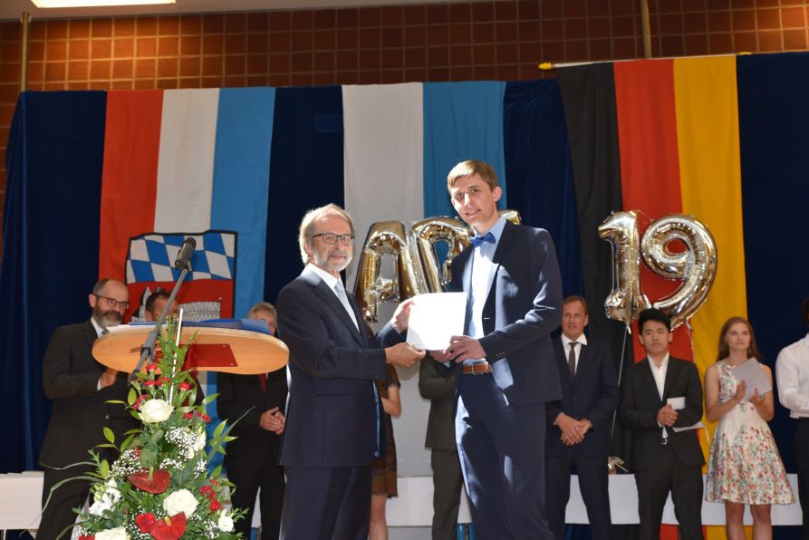 StD a. D. Christian Nowotny überreicht den zehnten Dr. George Wahr-Preis an Abiturient Tobias Hirsch.