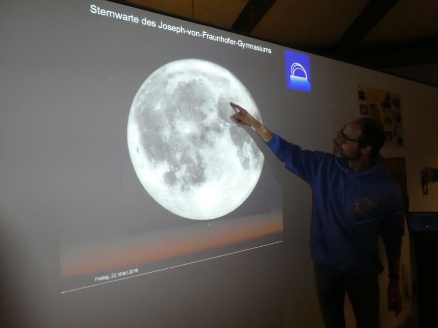 OStR Roland Kastner zeigt den "Mann im Mond".