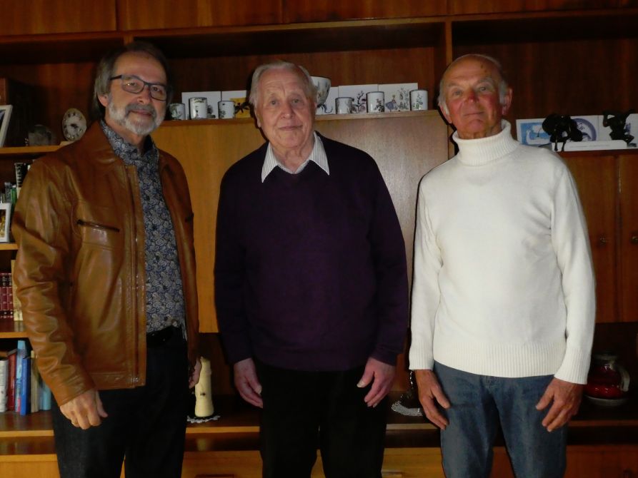 Jubilar StD a. D. Josef Bauer (Mitte) mit Vorsitzendem StD a. D. Christian Nowotny (l.) und Vorstandsmitglied StD a. D. August Fischer (r.)