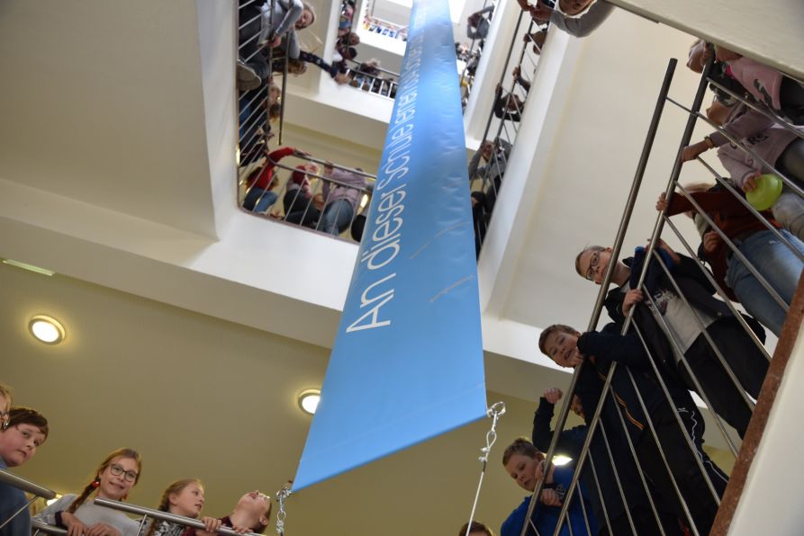 Das Banner zum Tag der Menschenrechte im großen Treppenhaus unserer Schule