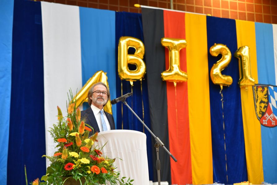 Erster Vorsitzender StD a. D. Christian Nowotny bei seinem Grußwort an die Abiturientinnen und Abiturienten am 16. Juli 2021