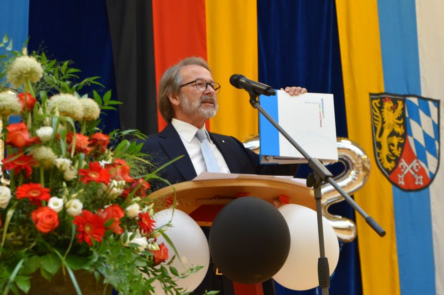 Erster Vorsitzender StD a. D. Christian Nowotny bei seinem Grußwort an die Abiturientinnen und Abiturienten
