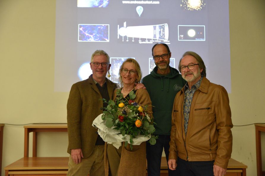 Abschiedsbild: Prof. Dr. Burkert mit Gattin, StD Roland Kastner und Vorsitzender StD a. D. Christian Nowotny (v. l.)