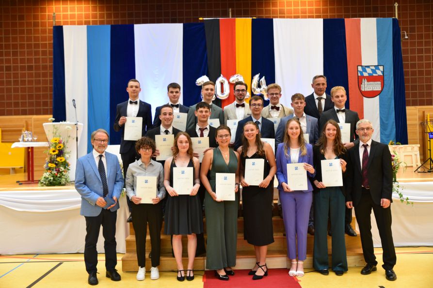 Die hervorragenden Leistungen der 16 ausgezeichneten Abiturientinnen und Abiturienten ...  