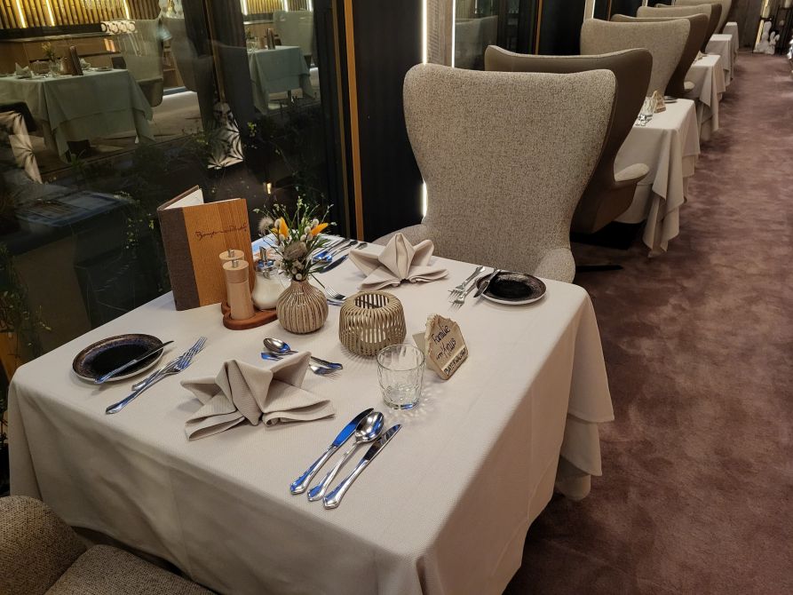 Gedeckter Abend-Tisch im neuesten Teil des Restaurantbereichs