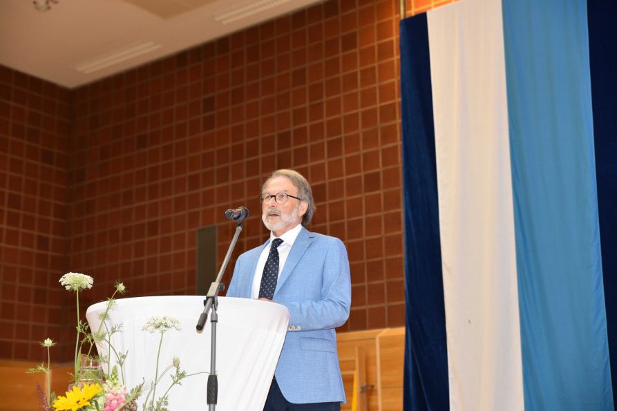 Erster Vorsitzender StD a. D. Christian Nowotny bei seinem Grußwort an die Absolvia 2024