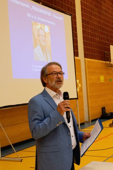 Erster Vorsitzender Nowotny stellt das exklusive Willkommensgeschenk der FRAUNHOFER-Freunde ...