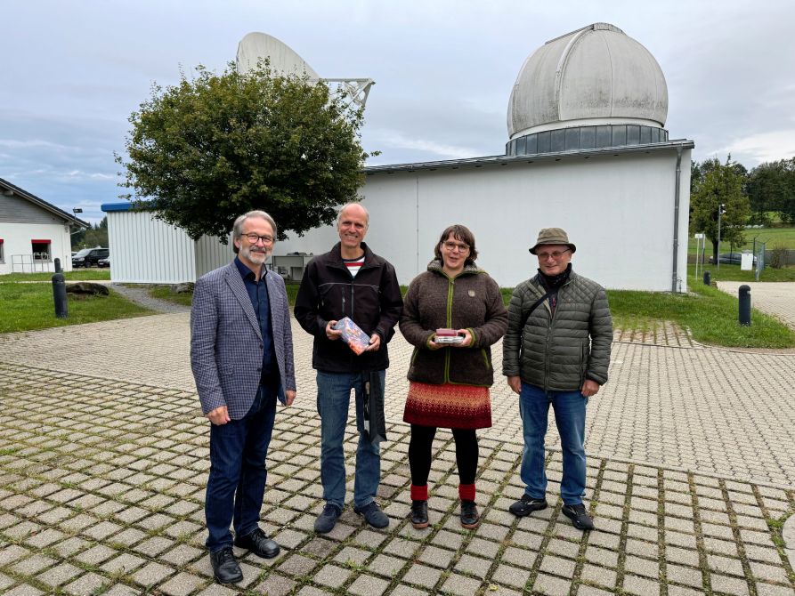 Dank des Ersten Vorsitzenden StD a. D. Christian Nowotny an die beiden Geowissenschaftler Dr. Thomas Klügel und Dr. Eva Schroth sowie Kassier Dr. Karlheinz Plecher (v. l.)