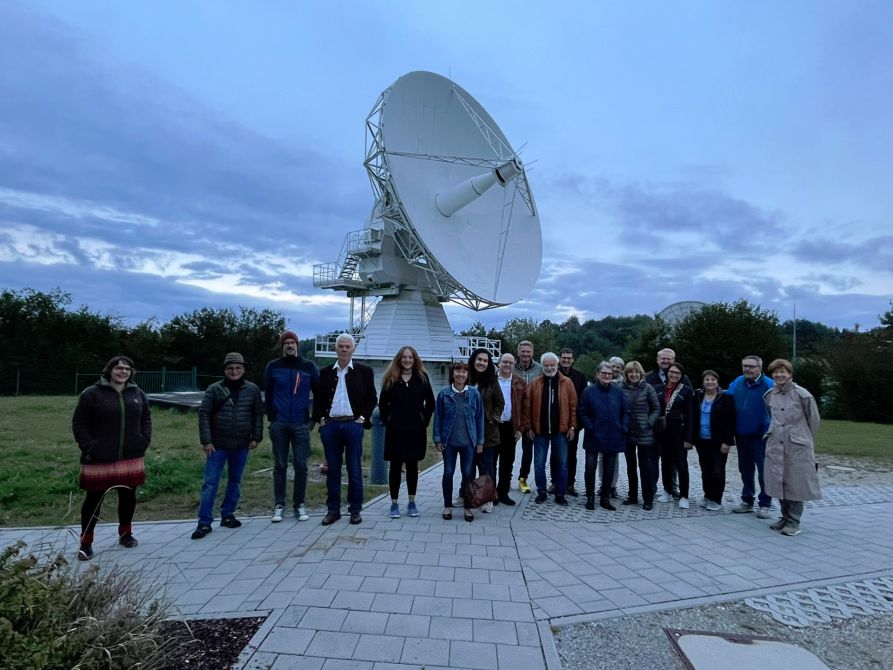 Die erste Gruppe mit Dr. Eva Schroth (l.) vor dem großen Radioteleskop ...