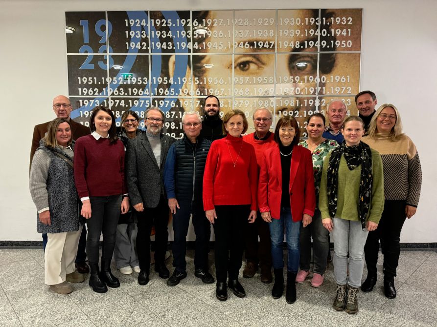 Die neue Vorstandschaft des Fördervereins "Freunde des Joseph-von-Fraunhofer-Gymnasiums Cham e. V." nach den Neuwahlen in der Mitgliederversammlung am 21.11.2024 (v. l.): Karin Schuh, Peter Zenk, Anna Hofstetter, Birgit Schmaderer-Vilsmeier, Christian Nowotny (Erster Vorsitzender), Dr. Karlheinz Plecher (Kassenverwalter), Martin Brockelmann, Barbara Berthold, Reinhard Hößl, Dr. Beate Hrabetz (Zweite Vorsitzende und Ehrenvorsitzende), Ulrike Zitzlsperger (Schriftführerin), Max Strasser (Ehrenvorsitzender), Martina Bucher, Uwe Mißlinger (Schulleiter), Sigrid Schiedermeier (Stellv. Schulleiterin). Nicht im Bild: Josef Vogl sowie die Kassenprüfer Peter Borowitz und Bernhard Bauer