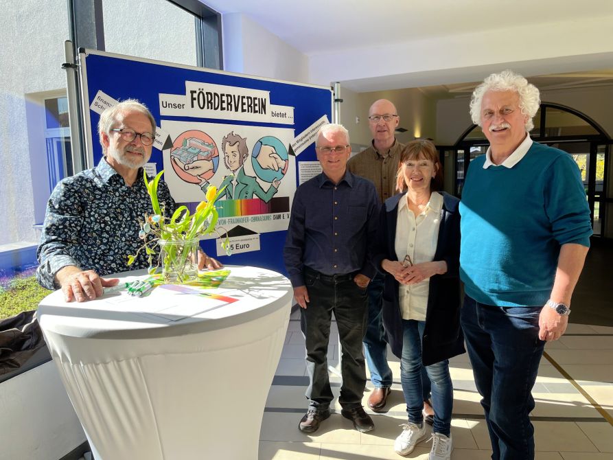 Erster Vorsitzender StD a. D. Christian Nowotny, Kassier Dr. Plecher, Vorstandsmitglied Oberst a. D. Peter Zenk, Zweite Vorsitzende Dr. Beate Hrabetz und Vorstandsmitglied StD a. D. Josef Vogl (v. l.) freuten sich auf interessierte Besucher am Stand der FRAUNHOFER-Freunde