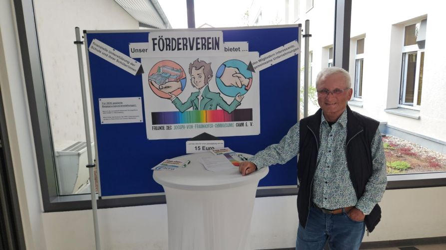 ..., ebenso hatte sich Kassier Dr. Karlheinz Plecher Zeit genommen, um Fragen interessierter Besucher zu beantworten.