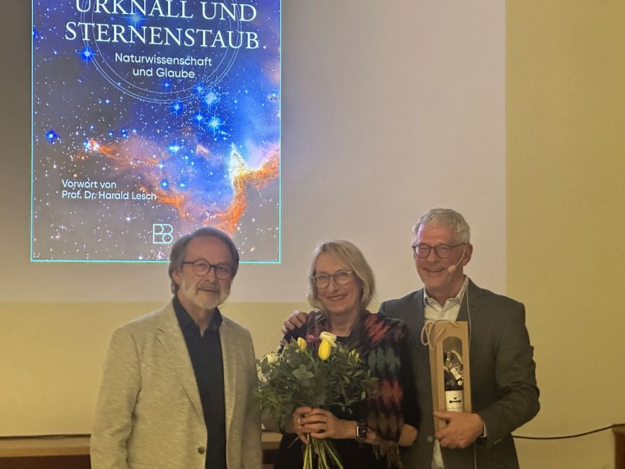 Dank an Prof. Dr. Burkert und dessen Frau nach einem begeisternden Vortrag durch den Vorsitzenden der FRAUNHOFER-Freunde Christian Nowotny (l.)