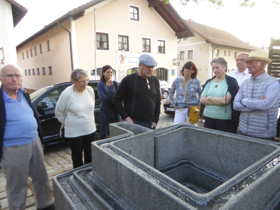 Toni Scheubeck begrüßt die Besucher an seinem Labyrinthbrunnen in Arnschwang.