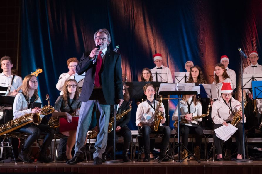 Fördervereinsvorsitzender StD a. D. Christian Nowotny kündigt das Weihnachtsgeschenk für die Fraunhofer-Big Band an.