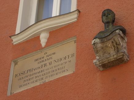 Gedenktafel an Fraunhofers Geburtshaus in der Fraunhoferstraße