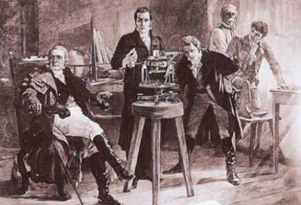 Joseph von Fraunhofer (Mitte) mit seinem 1814  gebauten Spektroskop, mit dem es ihm gelang,  576 Absorptionslinien im Sonnenspektrum zu beobachten.