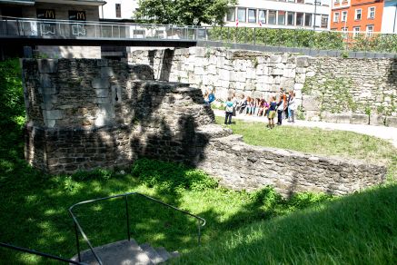 Besichtigung der Römermauer und der Stadtmauer
