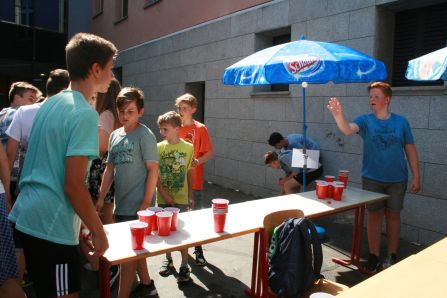 ... beim Dosenwerfen?