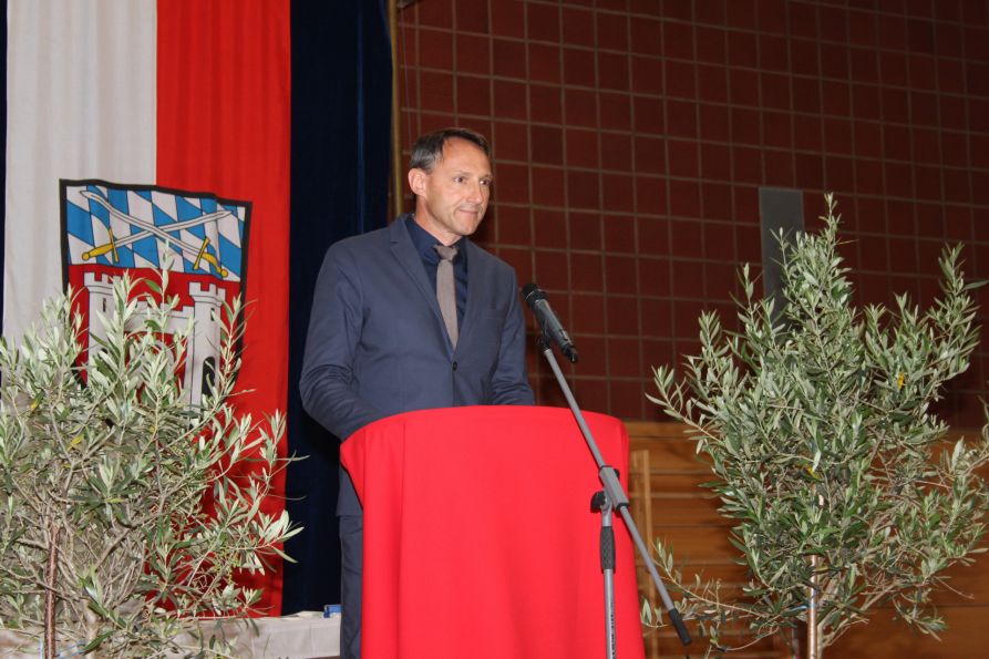 Stellvertretender Schulleiter StD Uwe Mißlinger bei seiner Begrüßung