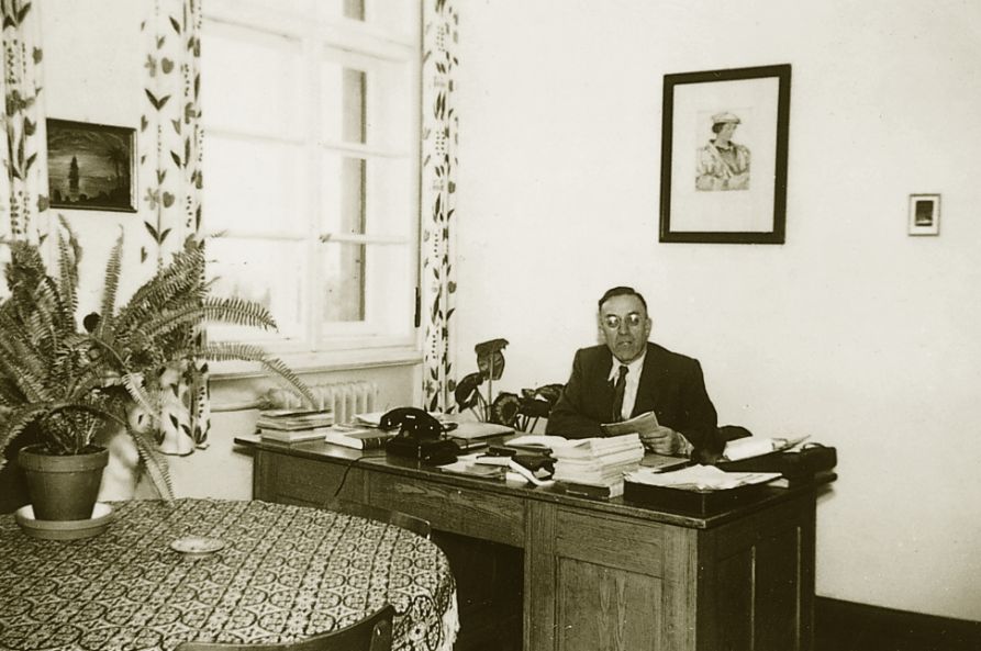 OStD Innozenz Riepl (1952 - 1961) in seinem Direktorat