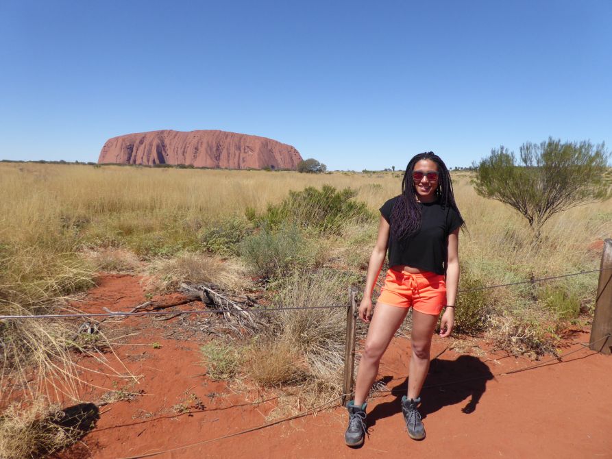 Stefanie Wagner vor dem Heiligtum der Aborigines, dem Uluru bzw. Ayer's Rock