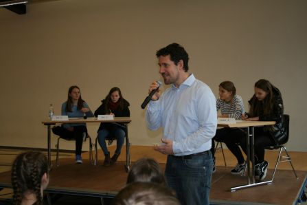 OStR Christian Luy bei der Begrüßung der Finalisten, der Jury und der Zuschauer