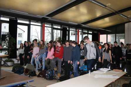 Auch die Zuschauer der Debatte konnten sich nicht einfach zurücklehnen, sondern wurden mit Koordinationsübungen ins Geschehen mit einbezogen.