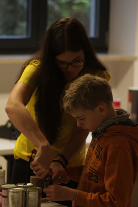 Alina Alt (FSJ) hilft beim gemeinsamen Instrumentenbau.