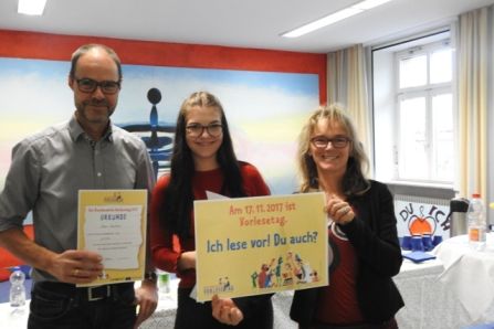 Unsere FSJ Alina Alt zusammen mit Fraunhofer-Lehrer OStR Kastner und Buchhändlerin Evi Heitzer, Buchhandlung Rupprecht