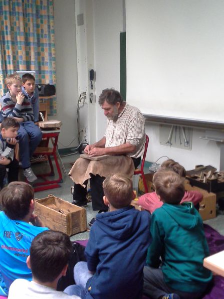 Mit Zunderschwamm und Feuerstein wird Feuer gemacht,