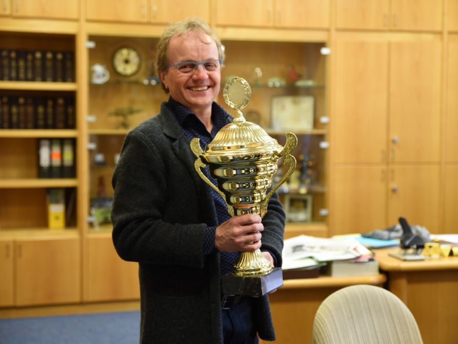 Der legendäre Pokal - noch in Händen von Sportlehrer Christian Gabriel