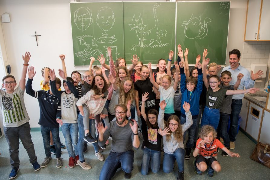Daniel Stieglitz zusammen mit den Schülern der Klasse 5c und Deutschlehrer Christian Luy.