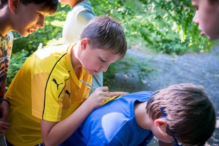 Gemeinsam wurden die Hinweise auf der Laufkarte notiert.