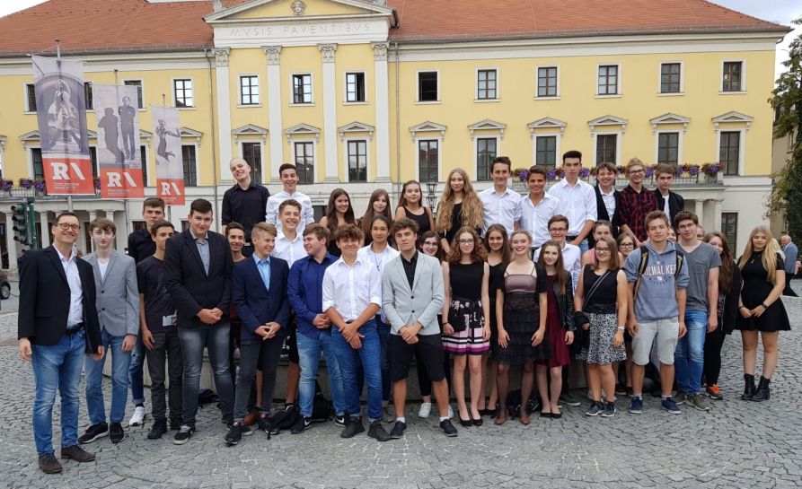 Die Schülerinnen und Schüler vorm Stadttheater Regensburg